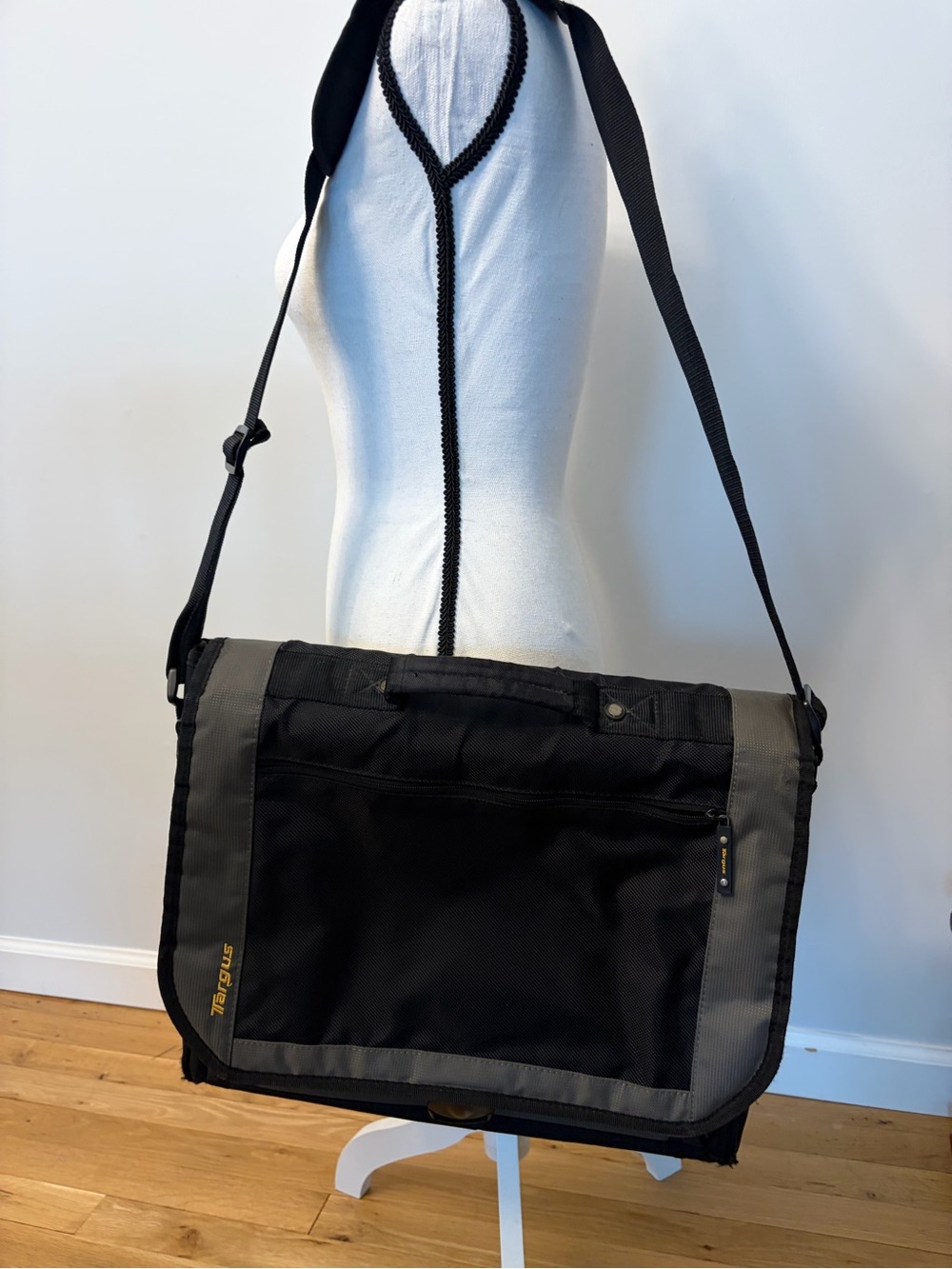 Targus CityGear Laptop Messenger Bag Black Gray Padded Shoulder Travel Case 15.4